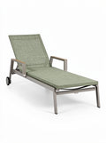 "Moderne Ligstoel met Aluminium Frame en Groenen Stoffen Bekleding"
