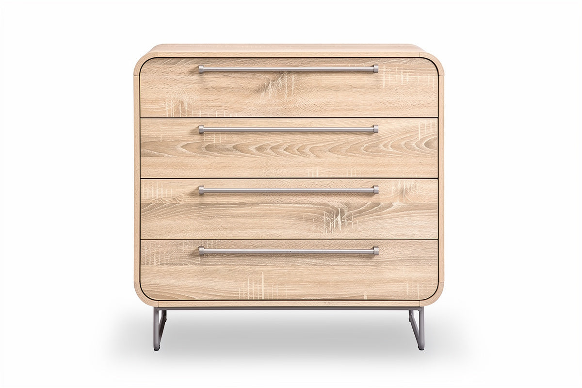 Moderne ladeskast van hout met drie lades en metalen handgrepen
