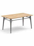 Eenvoudige houten eettafel met metalen poten